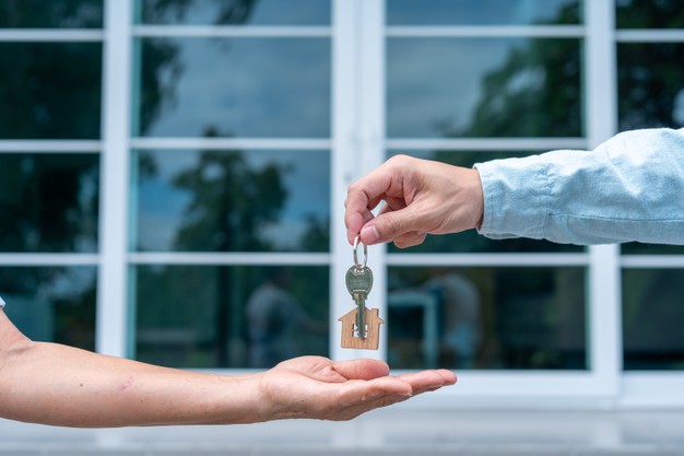 home-buyers-are-taking-home-keys-from-sellers_112699-864