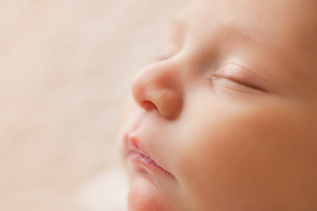 Detail na malé bábätko, ktoré spí 